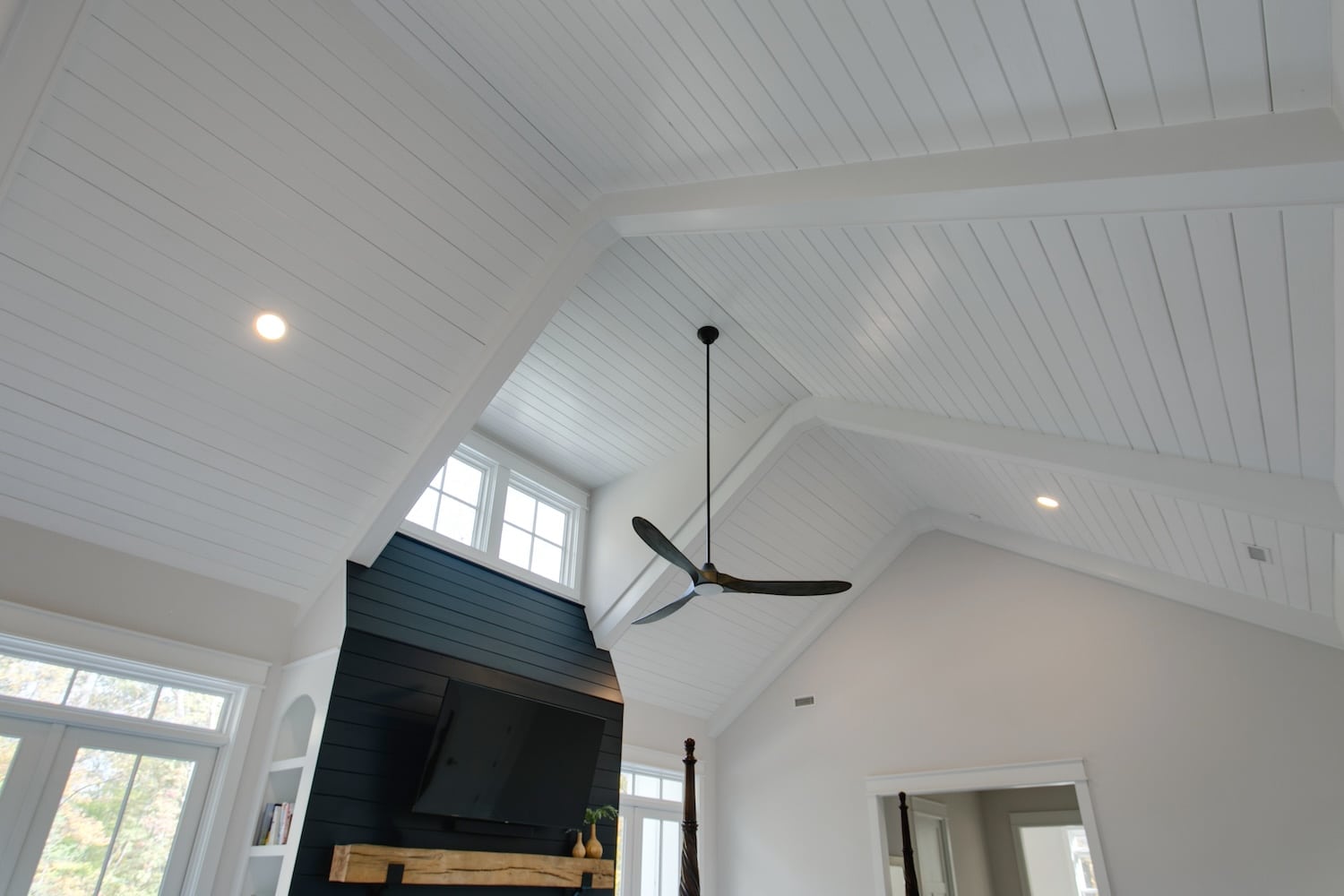 Pros and cons of a shiplap ceiling